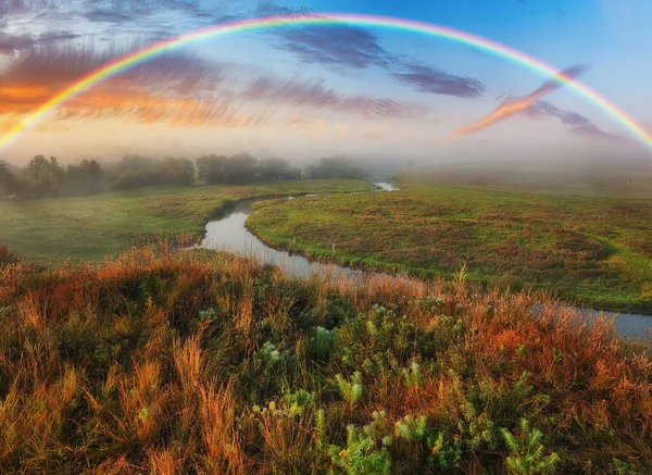 Arco Íris Incrível Sobre Pequeno Rio Rural Manhã Outono Natureza — Fotografia de Stock