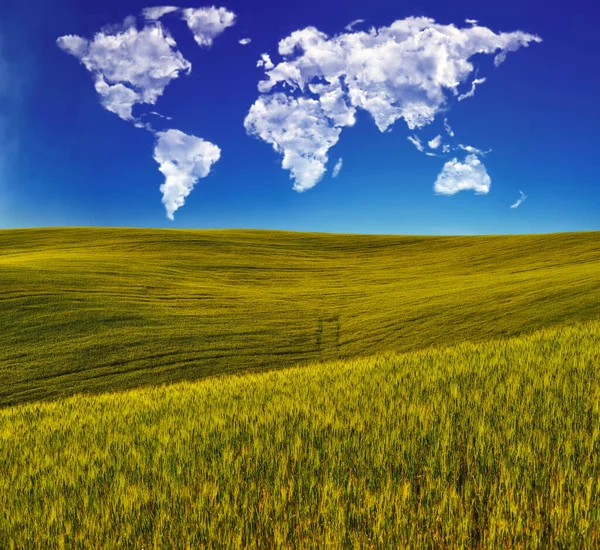 Nubes Forma Mapa Del Mundo Sobre Campo Verde Paisaje Pintoresco — Foto de Stock