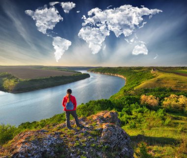 Bulutlar, nehir kanyonu üzerinde bir dünya haritası şeklinde. Kaya üzerindeki turistler manzaranın tadını çıkarırlar. kavramsal manzara 