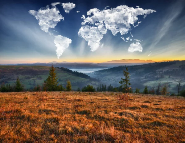 Nuvens Forma Mapa Mundo Sobre Montanhas Amanhecer Outono Nos Cárpatos — Fotografia de Stock