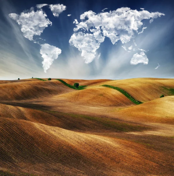 Bulutlar Dünya Haritası Şeklinde Saha Üzerinde Seyahat Manzara Konsepti Tepe — Stok fotoğraf