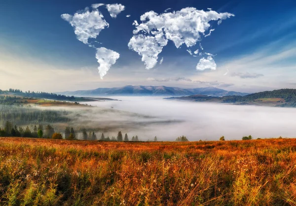 Nuvens Forma Mapa Mundo Sobre Montanhas Amanhecer Outono Nos Cárpatos — Fotografia de Stock