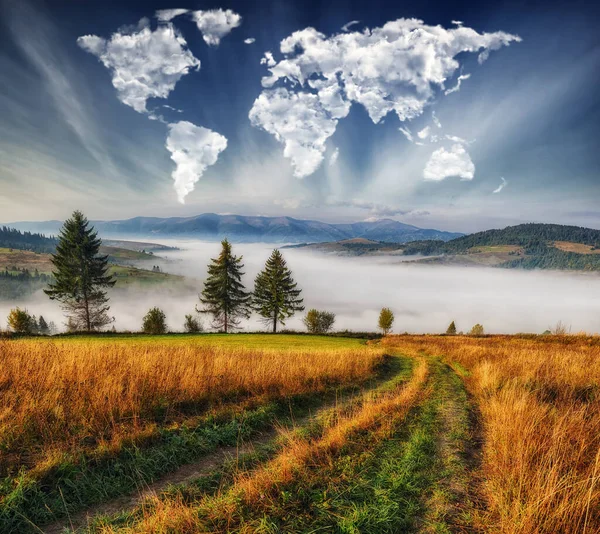 山の上の世界地図の形で雲 カルパチアの秋の夜明け 旅行と景観の概念 — ストック写真