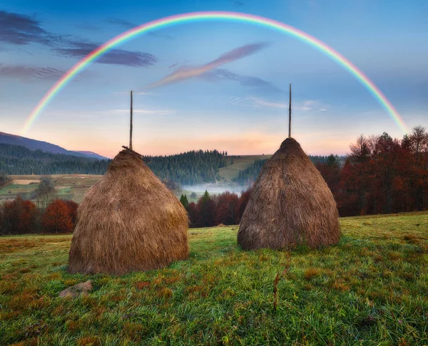 Duha Nad Kupkou Sena Malebná Louka Karpatských Horách Povaha Ukrajiny — Stock fotografie