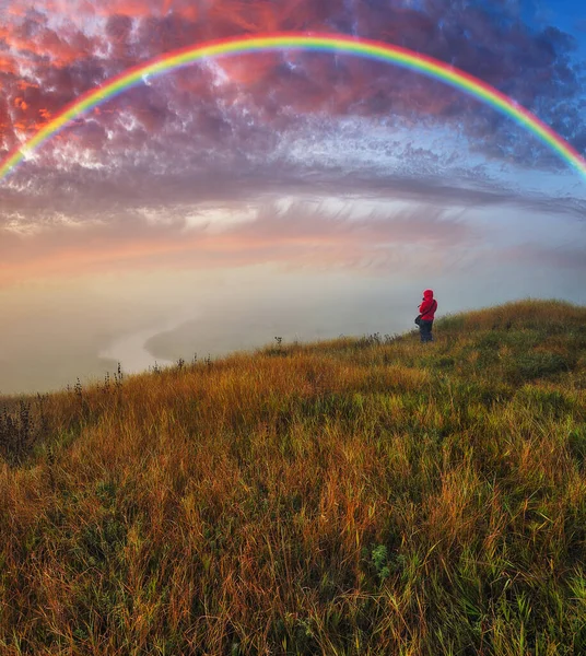 虹を見る女 虹が川を渡って ウクライナの自然 — ストック写真