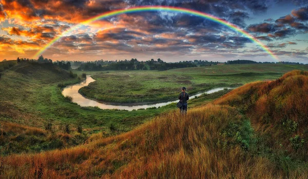 Femme Regardant Rainbow Arc Ciel Sur Rivière Nature Ukraine — Photo