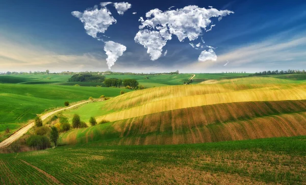 Nubes Forma Mapa Del Mundo Sobre Campo Verde Concepto Viaje — Foto de Stock