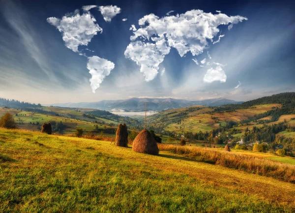 Nuvens Forma Mapa Mundo Sobre Montanhas Amanhecer Outono Nos Cárpatos — Fotografia de Stock