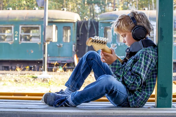 Kid playing guitar — Stock Photo, Image