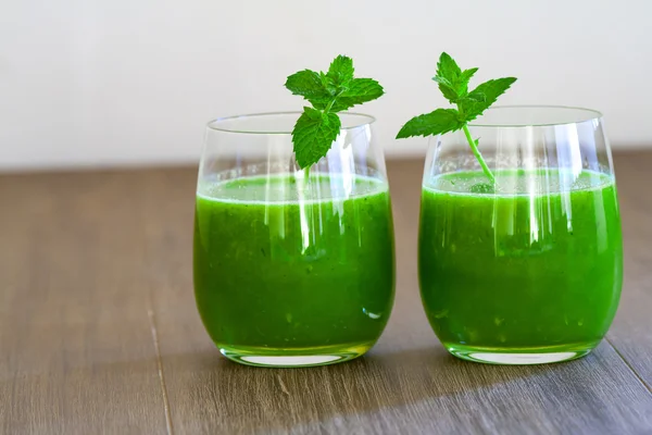 Dos vasos de jugo de hierba de trigo saludable —  Fotos de Stock