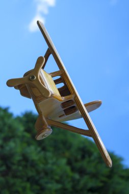 ahşap oyuncak uçak havada