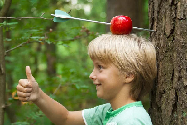 aracılığıyla çocuk başını ve ok üzerinde apple ile vurdu