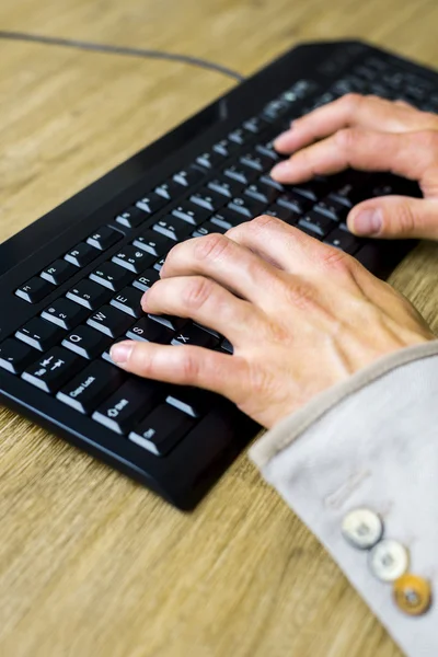 Handen op toetsenbord — Stockfoto