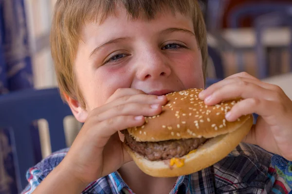 Pojke med hamburgare — Stockfoto