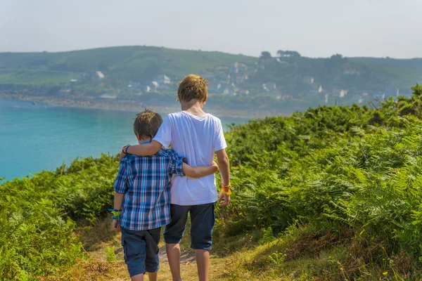 Kids walking towards the sea — Stock Photo, Image