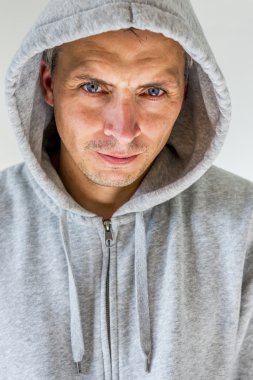 Kukuletalı tişörtlü adam