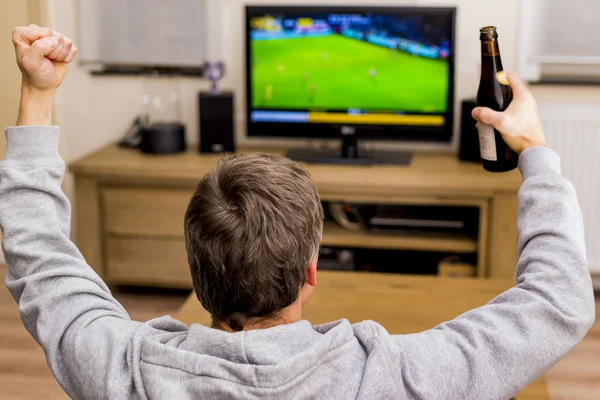 Cheering in front of tv — Stock Photo, Image