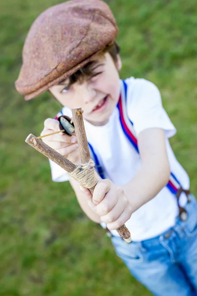 Oğlanla slingshot — Stok fotoğraf