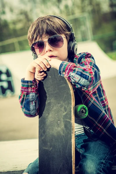 Мальчик-скейтер — стоковое фото