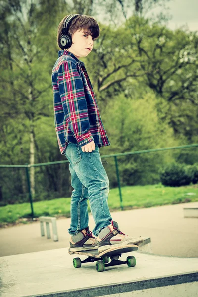 kaykay üzerinde çocuk