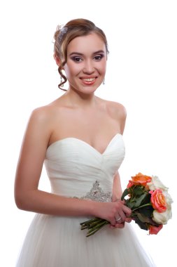 bir buket gül güzel gülen bir gelin portresi