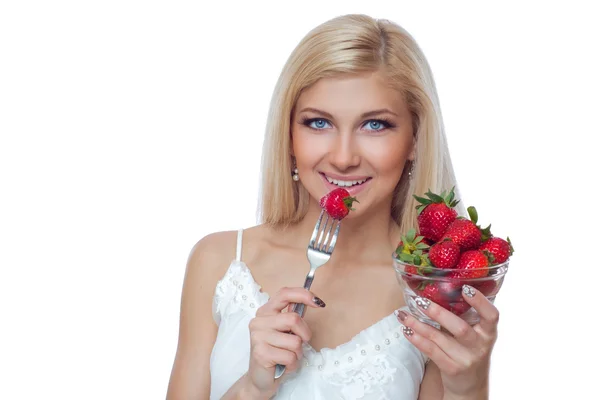 Portret van een mooie jonge meid eten aardbeien — Stockfoto