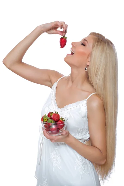 Mooie blonde vrouw eten aardbeien — Stockfoto