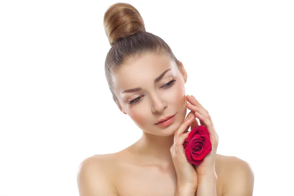 Retrato de una hermosa joven con una rosa roja en la mano mirando hacia abajo — Foto de Stock