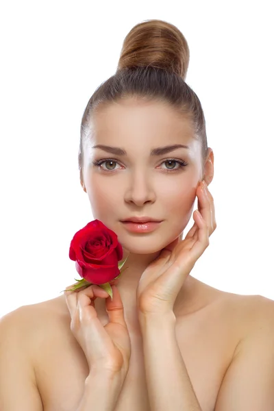 Retrato de una hermosa joven con una rosa roja en la mano — Foto de Stock