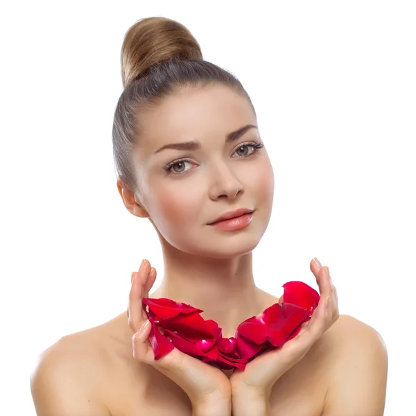 Портрет красивой женщины с лепестками роз в руках — стоковое фото