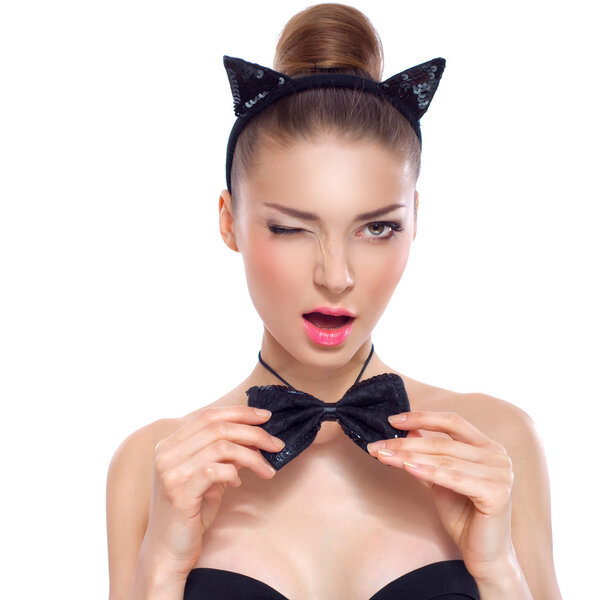 портрет красивой девушки с кошачьими ушами, который подмигивает
