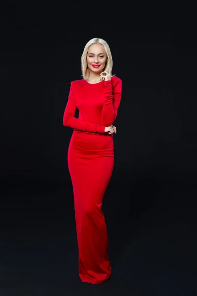 Usmívající se hezká žena v červených šatech — Stock fotografie