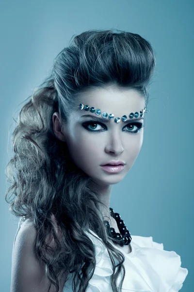 Glamoroso retrato de mujer joven con maquillaje extravagante — Foto de Stock