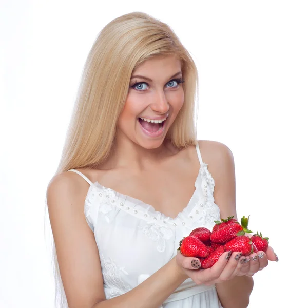 草莓在手中的幸福年轻女人的肖像 — 图库照片