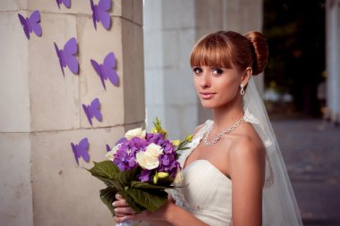 Güzel genç bir gelinin portresi