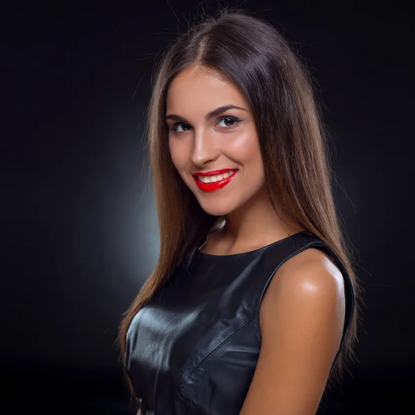 Retrato de una hermosa mujer sonriente con labios rojos — Foto de Stock