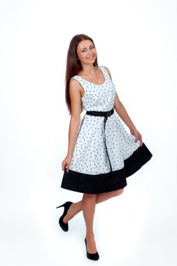 Bella empresaria sonriente con un vestido