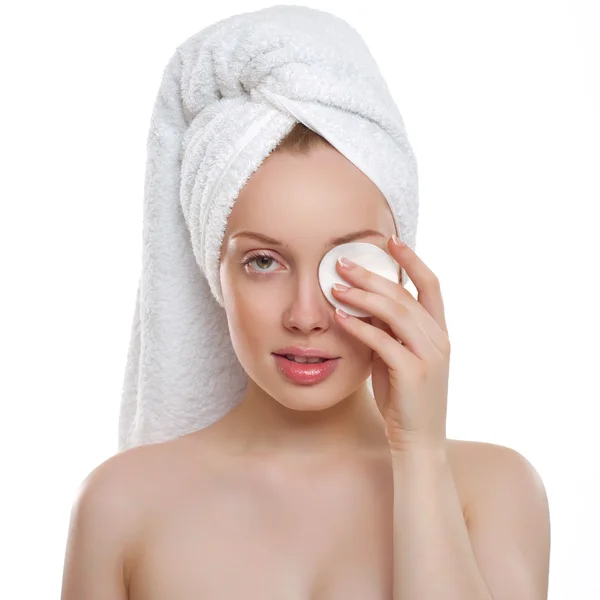 Jovem mulher bonita com toalha na cabeça cuida da pele do rosto — Fotografia de Stock