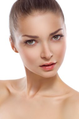 Güzel bir genç kadının portresi.