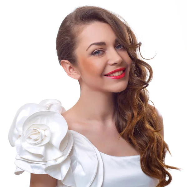 Retrato de una hermosa joven sonriente — Foto de Stock