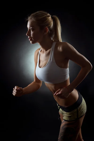 Courir athlétique blonde femme — Photo