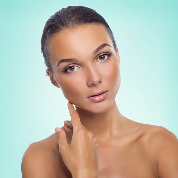 Retrato de una hermosa mujer bronceada — Foto de Stock