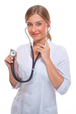 Steteskoplu gülümseyen doktor kadın..