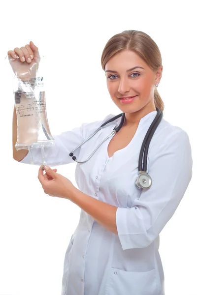 Portret van vrolijke vrouwelijke arts met oplossing — Stockfoto