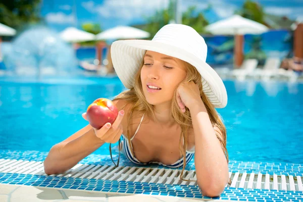 Una bella giovane donna in un cappello e bikini — Foto Stock