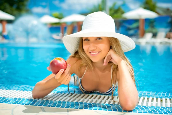 Una bella giovane donna in un cappello e bikini — Foto Stock