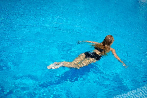 Donna con costume da bagno nuoto — Foto Stock