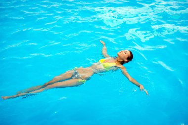 genç güzel kadın bir mayo içinde