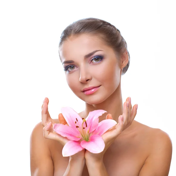 Retrato de una hermosa joven con una flor en su — Foto de Stock