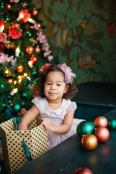 Ein Kleines Afroamerikanisches Mädchen Einem Rosafarbenen Kleid Spielt Mit Weihnachtskugeln — Stockfoto